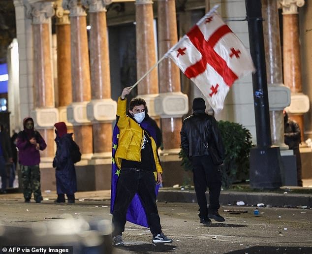 92671885-0-Protesters_clash_with_police_during_a_demonstration_against_the_-a-39_1733099080472.jpg