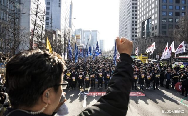 dktpu3ro_protest-by-the-korean-metal-workers-union-_625x300_18_December_24.jpeg