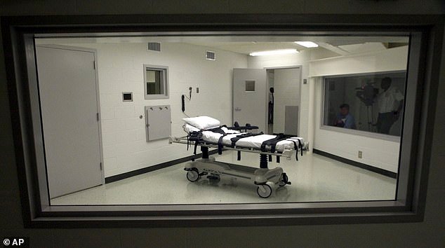 94376481-14311573-Pictured_Alabama_s_lethal_injection_chamber_at_the_Holman_Correc-a-70_173752579619.jpeg