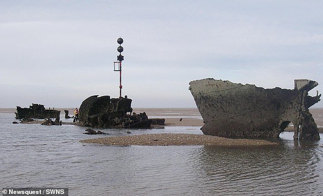 94473193-14321533-The_wreck_of_the_SS_Vina_at_Brancaster-a-33_1737720714834.jpg