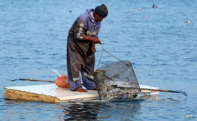 7kh32seo_a-palestinian-man-fishing_625x300_10_March_25.jpeg