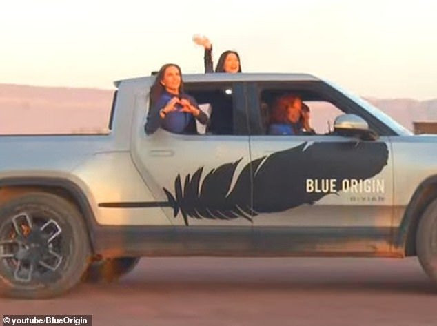 97260465-14607061-A_terrified_Gayle_King_was_seen_sobbing_as_she_arrived_at_the_Bl-m-37_174463619863.jpeg