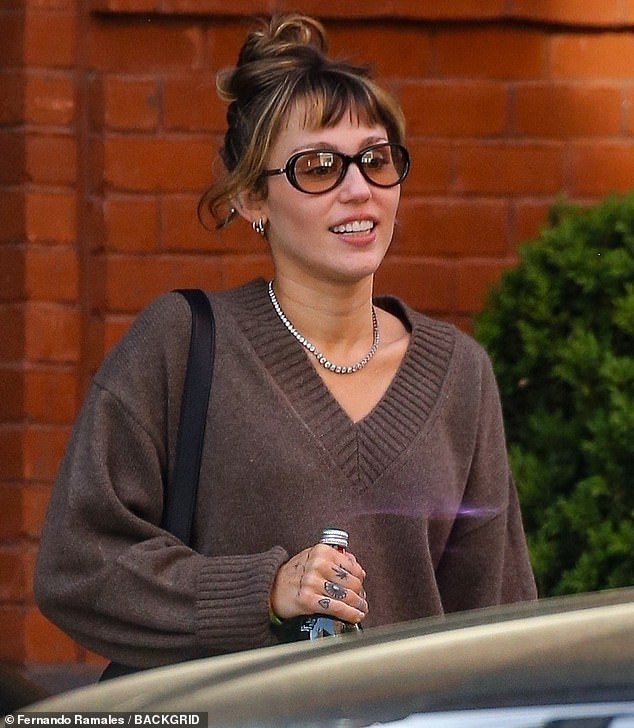97516727-14632157-Miley_Cyrus_was_smiling_as_she_stepped_out_in_New_York_City_on_S-a-91_174525481237.jpeg