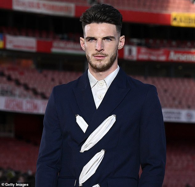 97817865-14659007-Arsenal_and_PSG_aren_t_just_battlling_on_the_pitch_they_re_compe-m-12_174592337545.jpeg