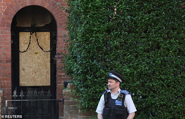 98365219-14717069-A_police_officer_stands_outside_Prime_Minister_Keir_Starmer_s_pr-a-19_174733239621.jpeg
