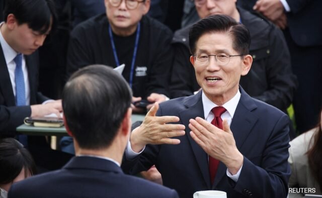 tnil54n8_kim-moonsoo-south-korea-presidential-candidate-reuters_625x300_10_May_25.jpeg