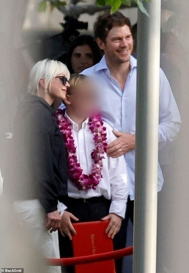 99279719-14803679-Chris_Pratt_and_Anna_Faris_reunited_for_the_first_time_since_201-a-34_174968073167.jpeg