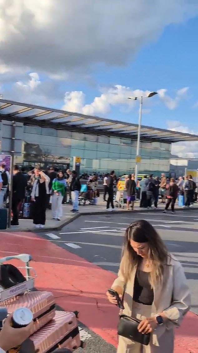 101950673-15081361-A_terminal_at_Heathrow_Airport_was_evacuated_as_emergency_servic-a-35_17574325137.jpeg