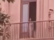 ¿La dama misteriosa en la mansión del gobernador? Tal vez un fantasma, dijo.