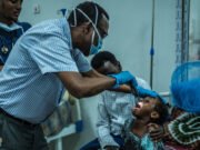 La difteria, que alguna vez fue una asesina de niños vencida, resurgió