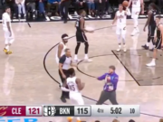 Fan sorprende a Donovan Mitchell al correr hacia la cancha durante el partido Cavs-Nets