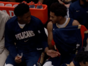 El novato de los Pelicans le pregunta adorablemente a Jordan Poole si tiene que usar calentadores de equipo en el banco