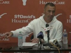 Steve Sarkisian de Texas está furioso por los informes de su interés en un trabajo como entrenador de la NFL