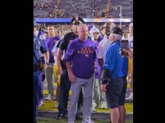 Brian Kelly tuvo un momento incómodo en el campo después de la fea derrota de LSU ante Texas A&M.