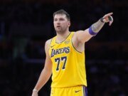 La actualización de la lesión de Luka Doncic provoca un gran cambio en las probabilidades de Lakers vs. Kings el domingo