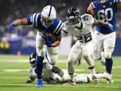 “Jim Nantz critica la secundaria de los Titans por la ‘patética’ falta de esfuerzo contra los Colts”.