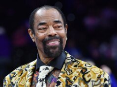 El locutor de los Knicks, Walt Frazier, le da un divertido golpe a Pat Riley durante un juego contra el Heat.