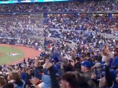Los fanáticos de los Azulejos tienen una reacción épica ante el HR de Alejandro Kirk en el Rogers Center lleno