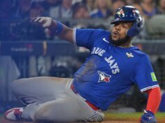Vladimir Guerrero Jr.le dio ventaja a los Azulejos en el Juego 3 con un deslizamiento perfecto en casa