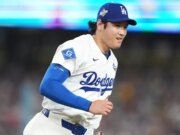 Así es como se desempeñó Shohei Ohtani en el montículo, turno al bate, en el Juego 4 de la Serie Mundial