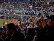 Los fanáticos de los Blue Jays en el Rogers Center estaban emocionados por la victoria del Juego 4