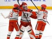 Las mejores apuestas de la NHL hoy (selecciones para Avs-Knights, Isles-Caps, Wings-Ducks)