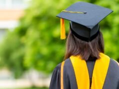 Un número récord de graduados de las mejores universidades comenzaron a pagar sus préstamos estudiantiles el año pasado en medio de una creciente crisis laboral.