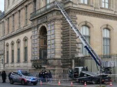 Pareja arrestada por robo al Louvre ‘atada en la escena con mechones de cabello encontrados en cascos protectores y chalecos reflectantes abandonados’