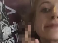 REVELADO: La mujer que escupe en un cartel de rehenes israelí es una modelo de pole dance que les dice a sus fans: ‘Sólo os besaré si queréis una Palestina independiente’