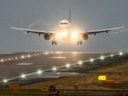 El principal aeropuerto del Reino Unido ha sido cerrado con vuelos cancelados y advertidos a los pasajeros por problemas en la pista.