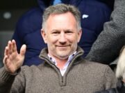 ¿Un poco diferente a México, Christian? El jefe despedido de Red Bull, Horner, se une a su esposa Gerry para animar a Watford contra Coventry, mientras su antiguo equipo se prepara para un gran premio crucial en la carrera por el título de F1.