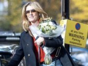 Kate Deeley luce elegante sin esfuerzo mientras lleva un ramo de flores después de disfrutar de una jornada de compras en Liberty London, luego de su separación de su esposo Patrick Kielty.
