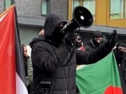 Jóvenes musulmanes enmascarados salen a las calles del este de Londres prometiendo estar “listos para proteger a nuestras comunidades” después de que la policía prohibiera las manifestaciones que planeaban “recuperar” el área.