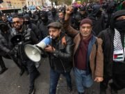 “Horrible” visión de manifestantes musulmanes enmascarados en las calles del este de Londres como si fueran un “ejército invasor extranjero”, afirma Nigel Farage.
