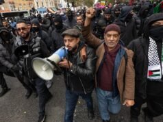 “Horrible” visión de manifestantes musulmanes enmascarados en las calles del este de Londres como si fueran un “ejército invasor extranjero”, afirma Nigel Farage.