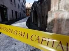 Un turista se lanza a la muerte frente a su aterrorizada hija, cayendo desde 22 pies de las paredes del Panteón en Roma.