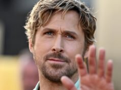 Ryan Gosling saluda a las madres en las puertas de la escuela después de mudarse a un próspero suburbio de Londres con su esposa Eva Mendes y sus dos hijas.