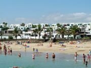Un turista británico de 56 años muere “tras el derrumbe de una barandilla” desde el balcón de un hotel en las Islas Canarias; su compañero de vacaciones, de 54 años, resulta gravemente herido