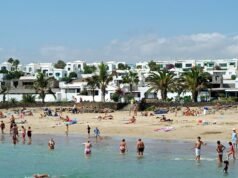 Un turista británico de 56 años muere “tras el derrumbe de una barandilla” desde el balcón de un hotel en las Islas Canarias; su compañero de vacaciones, de 54 años, resulta gravemente herido