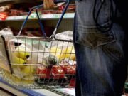 Los supermercados más grandes de Gran Bretaña advierten que los planes de aumento de impuestos de Reeves conducirán a un aumento de los precios de los alimentos y del costo de vida.