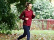 Keira Knightley es una espía ‘del amigo’, ya que se la ve con las zapatillas deportivas favoritas de £ 200 de la estrella A filmando escenas para la serie de Netflix Black Doves.