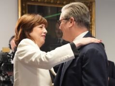 Después de ser elegido diputado del partido, Starmer fue despedido del gabinete como nuevo líder adjunto.
