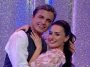 Nikita Kuzmin de Strictly fue vista besando a su celebridad Amber Davies en la cabeza mientras fuentes internas dicen que la “chisporroteante química” de la pareja ha “levantado las cejas de sus compañeros de trabajo”.