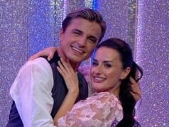 Nikita Kuzmin de Strictly fue vista besando a su celebridad Amber Davies en la cabeza mientras fuentes internas dicen que la “chisporroteante química” de la pareja ha “levantado las cejas de sus compañeros de trabajo”.
