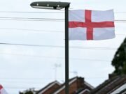 La policía está investigando cartas falsas del consejo advirtiendo a las familias que enarbolan la bandera de St. George que se verán obligadas a regresar a sus hogares con refugiados.