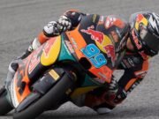El horrible accidente de un campeón de motociclismo, incluso antes de que comience la carrera, provoca la evacuación de una ambulancia en helicóptero