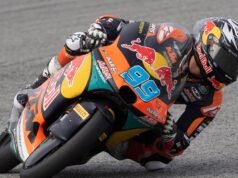 El horrible accidente de un campeón de motociclismo, incluso antes de que comience la carrera, provoca la evacuación de una ambulancia en helicóptero