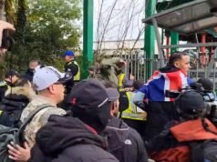 Manifestantes rivales chocan mientras las marchas antiinmigración se enfrentan a contraprotestas porque la policía no logra separarlos