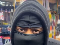 Un empresario de las redes sociales declara que “sin rostro, no hay caso” mientras vende pasamontañas por 5 libras a los “hermanos musulmanes” antes de aparecer en el escenario de una contraprotesta en Londres.