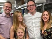 Natalie Cassidy compartió una foto poco común con su esposo Mark Humphreys y sus hijas gemelas Eliza, de 14 años, y Joanie, de 9, mientras celebraban su 40 cumpleaños.